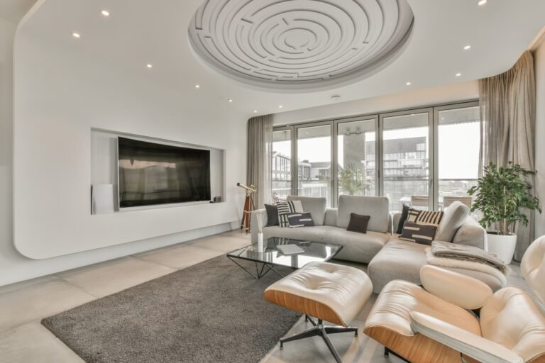 Salon moderne avec éclairage intégré et design minimaliste, Seine-Maritime