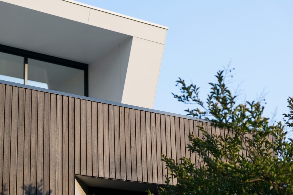 Façade moderne en bardage bois et verre, Seine-Maritime