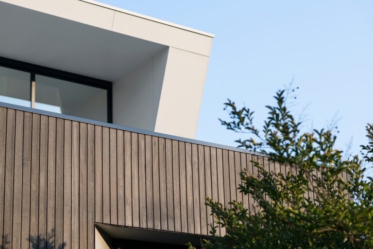 Façade moderne en bardage bois et verre, Seine-Maritime