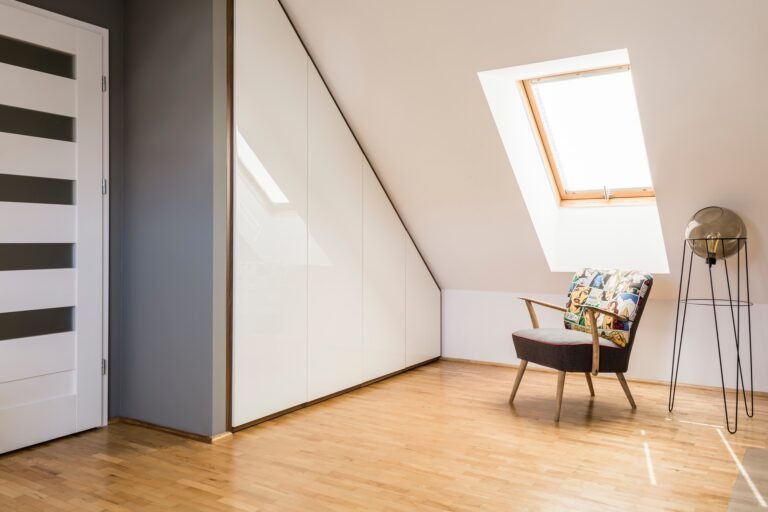 Chambre mansardée avec parquet clair et fenêtre de toit, Seine-Maritime